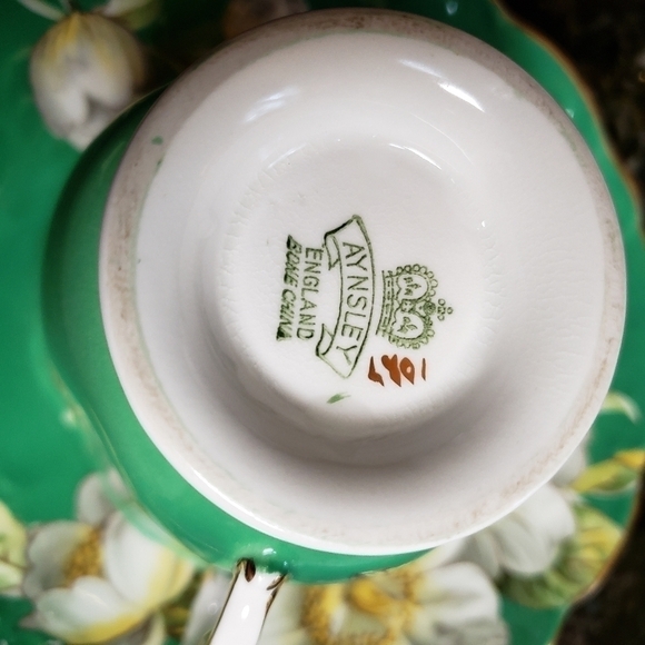 𝅺Aynsley Tea Cup Saucer Set Kelly Green White Flowers Apple Blossom England - Picture 10 of 10